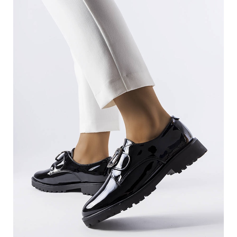 Mustat lakatut kengät Jarisile-soljella 2