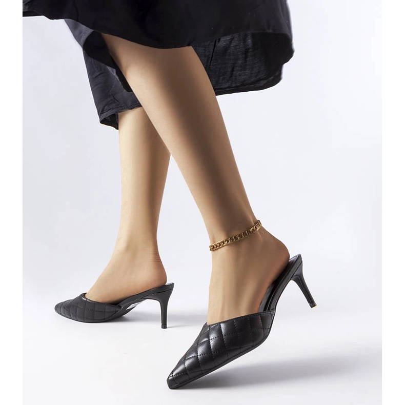 Lambertin mustat tikatut varvastossut 1