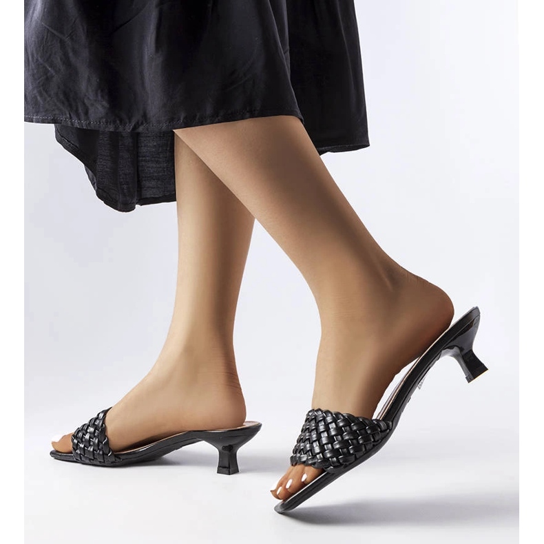 Burbankin mustat matalakorkoiset sandaalit 1