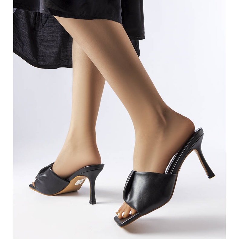 Mustat tyylikkäät varvastossut Birch-neulassa 1