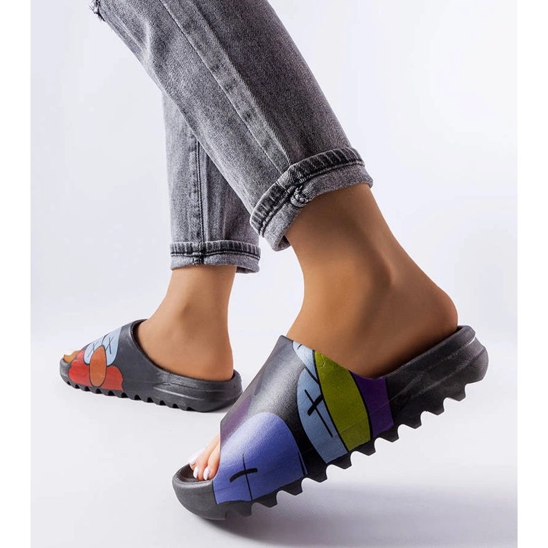 Mustat liukupinnat kulutuspinnalla ja painatuksilla 2