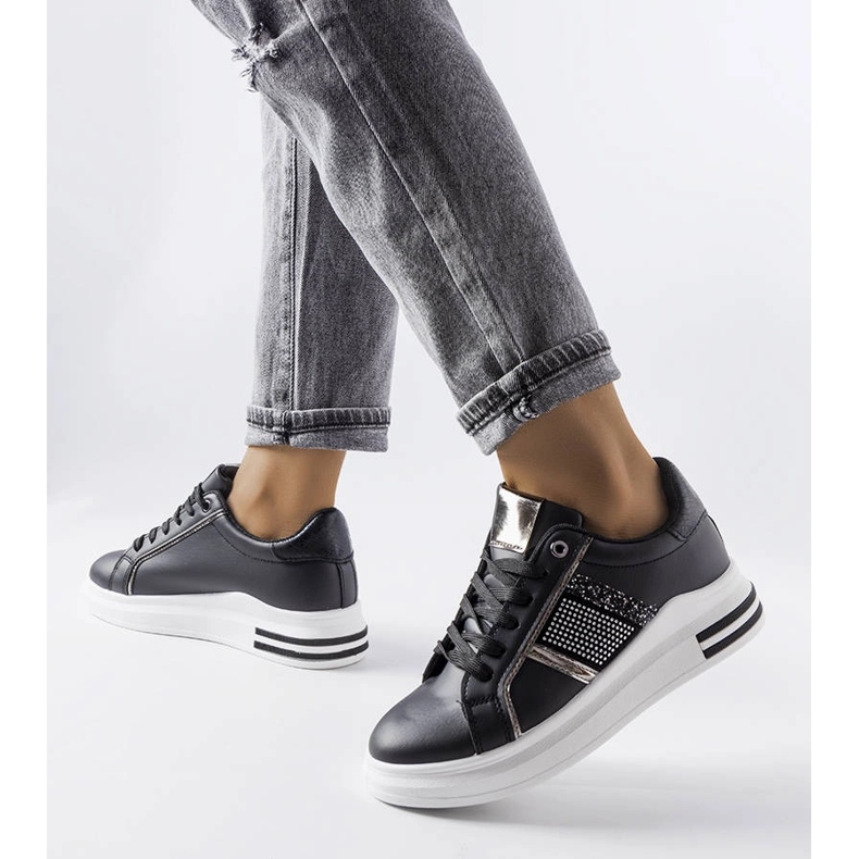 Mustat lenkkarit koristeltu Xarles strassit 1