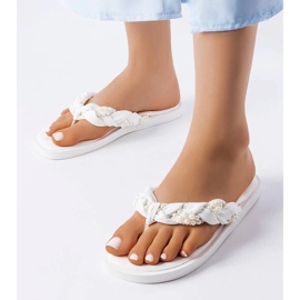 Valkoiset varvastossut koristeltu havupuuhelmillä valkoinen 1