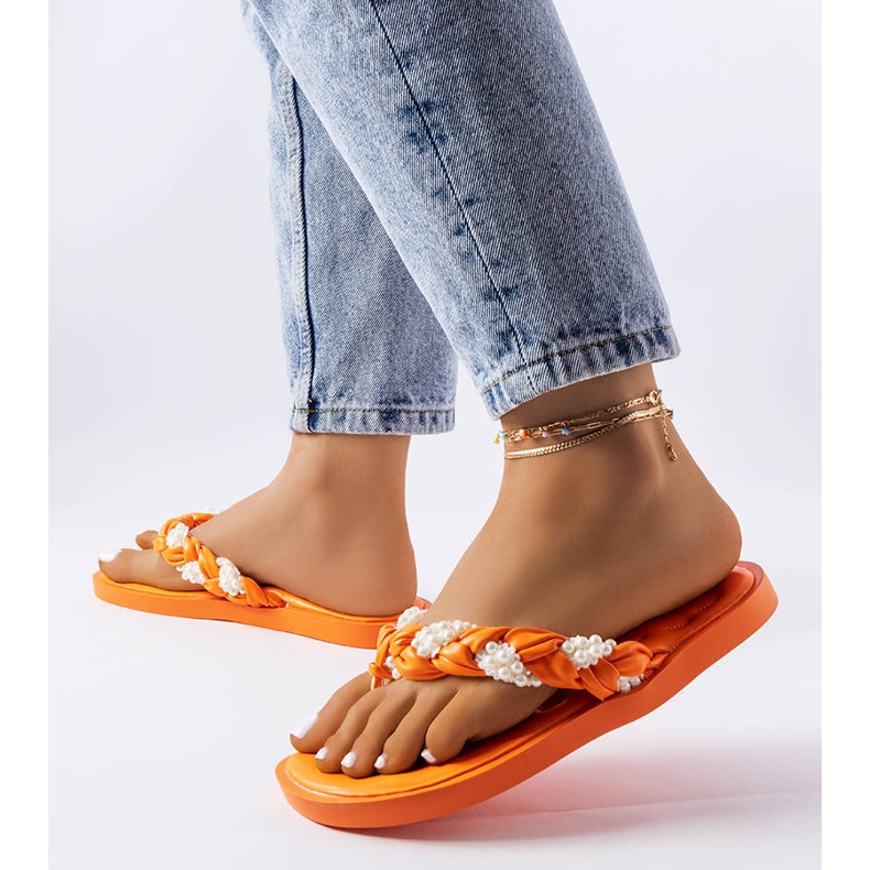 Oranssit liukusäätimet koristeltu havupuuhelmillä 1