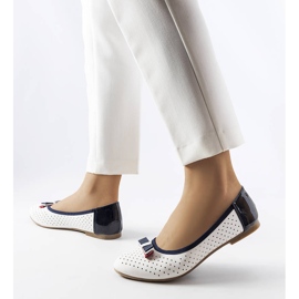 Valkoiset harjakattoiset balerinat Tisser-rusetilla valkoinen 1