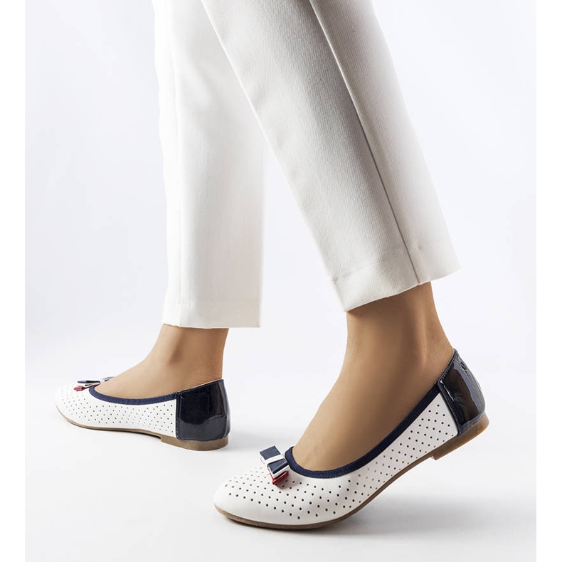 Valkoiset harjakattoiset balerinat Tisser-rusetilla valkoinen 1