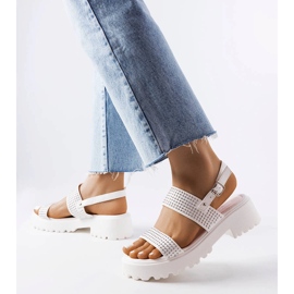 Valkoiset sandaalit, jotka on koristeltu Biloxi-suihkuilla valkoinen 1