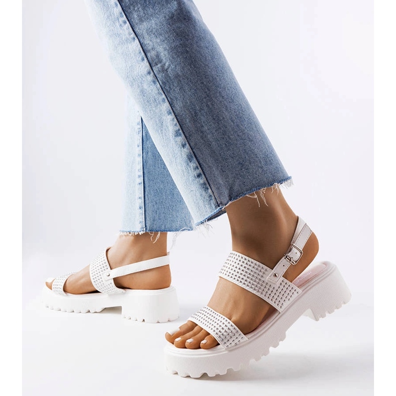 Valkoiset sandaalit, jotka on koristeltu Biloxi-suihkuilla valkoinen 1