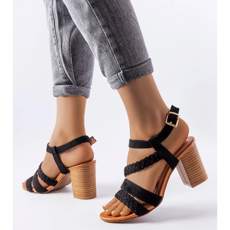 Evento Octaven mustat sandaalit punotuilla olkaimilla 1