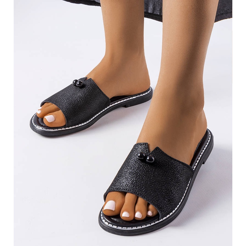 Frederin mustat metallisandaalit helmillä 1