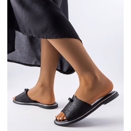 Frederin mustat metallisandaalit helmillä 2