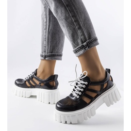 Mustat brogues massiivisella Emaline-pohjalla 2