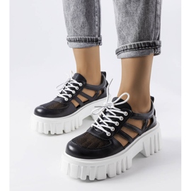 Mustat brogues massiivisella Emaline-pohjalla 1