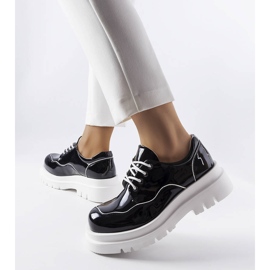 Mustat broguet massiivisessa Cheshire-pohjassa 1