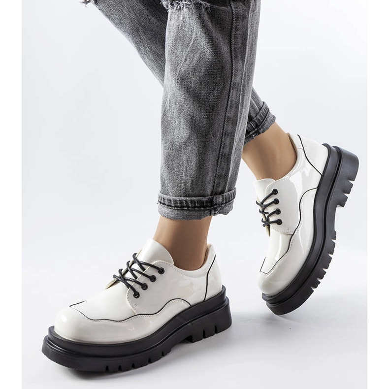 Valkoiset brogues massiivisessa Cheshire-pohjassa valkoinen 1