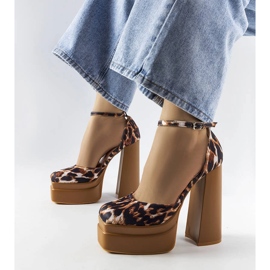 Rominesin ruskeat korkokengät 1