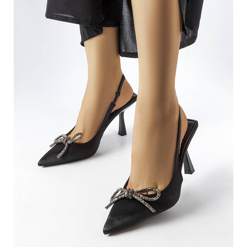 Mustat korkokengät, joissa Wildrose-rusetti 1