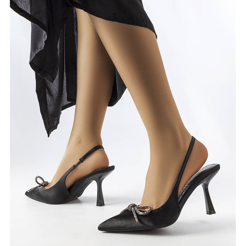 Mustat korkokengät, joissa Wildrose-rusetti 2