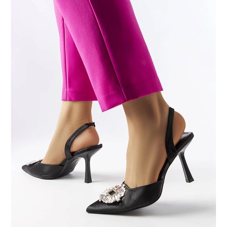 Dearborn mustat pumput strassit 1