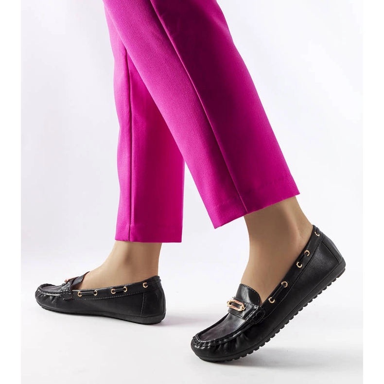 Mustat loaferit, joissa on Seattle-applikaatio 1