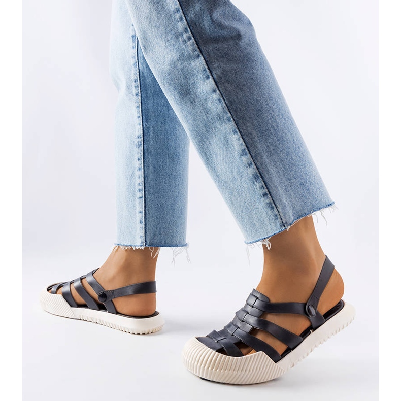 Cantonin mustat kumisandaalit 1