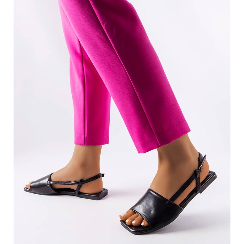 Locustin mustat neliömäiset sandaalit 1