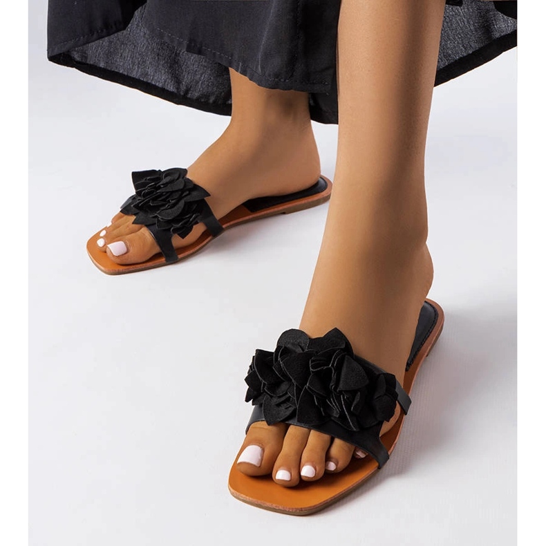 Mustat liukumäet, jotka on koristeltu Rapidsin kukilla 1