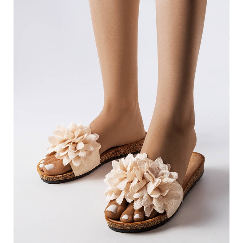 Farland-kukilla koristellut beige-tossut 1