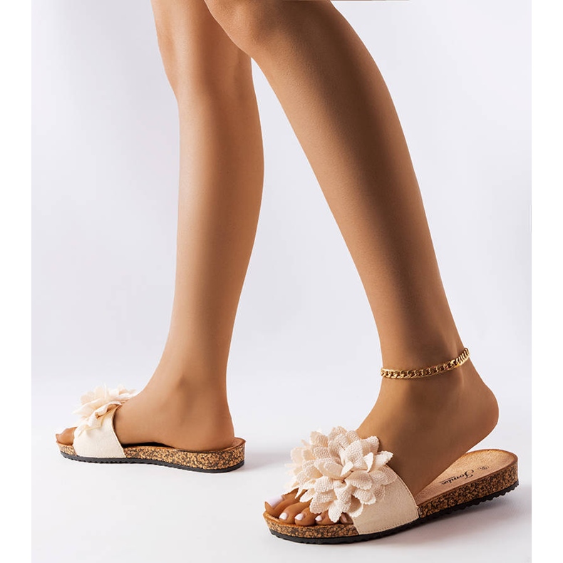 Farland-kukilla koristellut beige-tossut 2