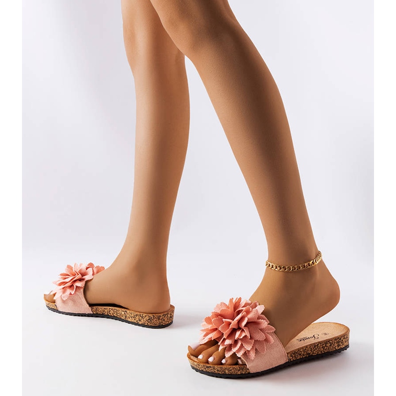 Vaaleanpunaiset tossut, jotka on koristeltu Farland-kukilla vaaleanpunainen 2