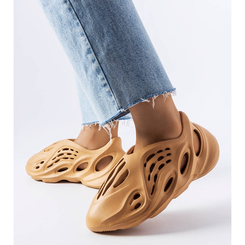 Julienne ruskeat vaahtomuovitossut 1