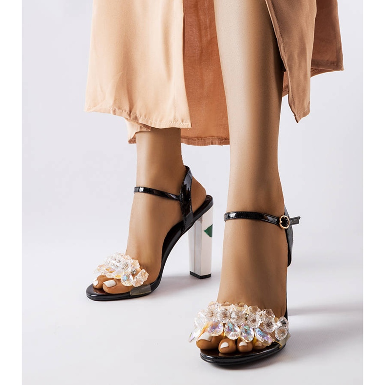 Inna Junctionin mustat sandaalit kristalleilla 1