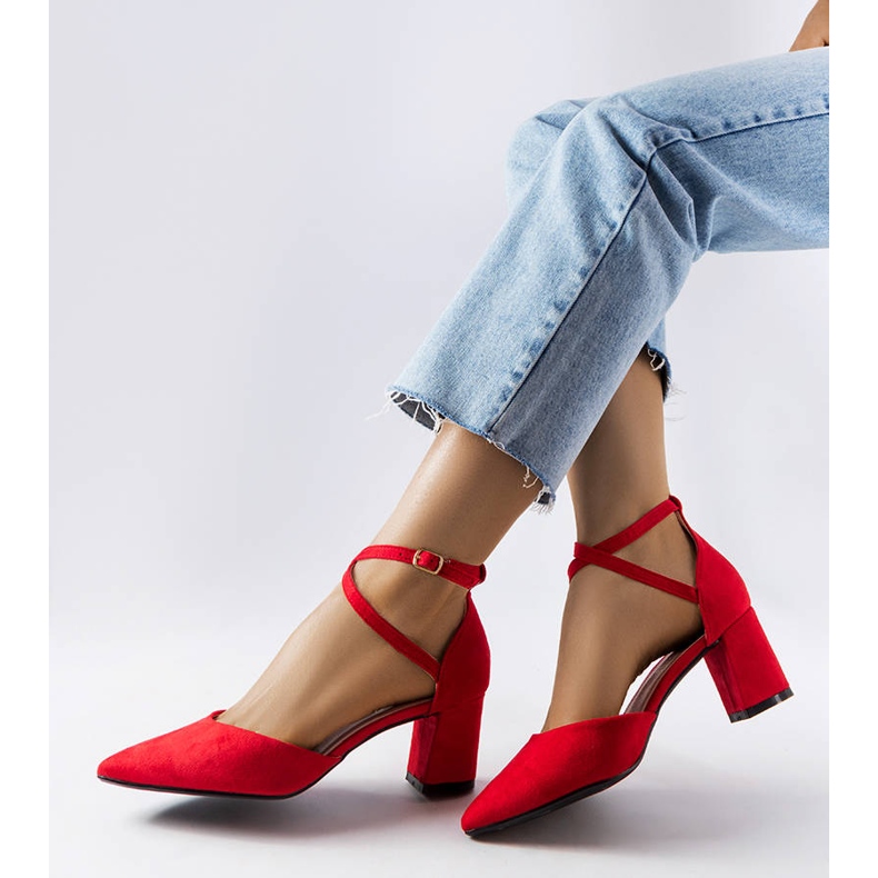 Punaiset pumput Bensalem-postissa punainen 1