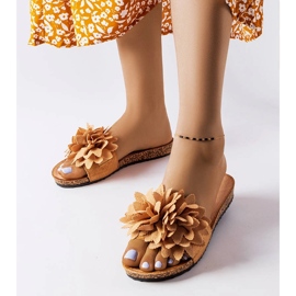 Ruskeat farland-kukilla koristellut tossut 1