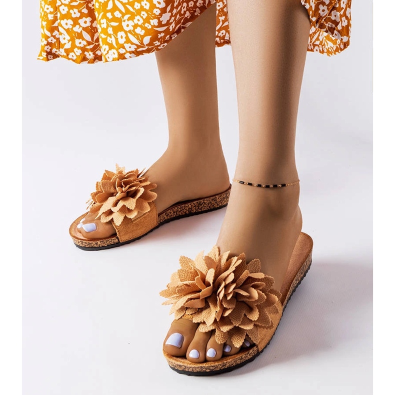 Ruskeat farland-kukilla koristellut tossut 1