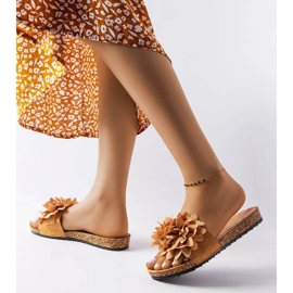 Ruskeat farland-kukilla koristellut tossut 2