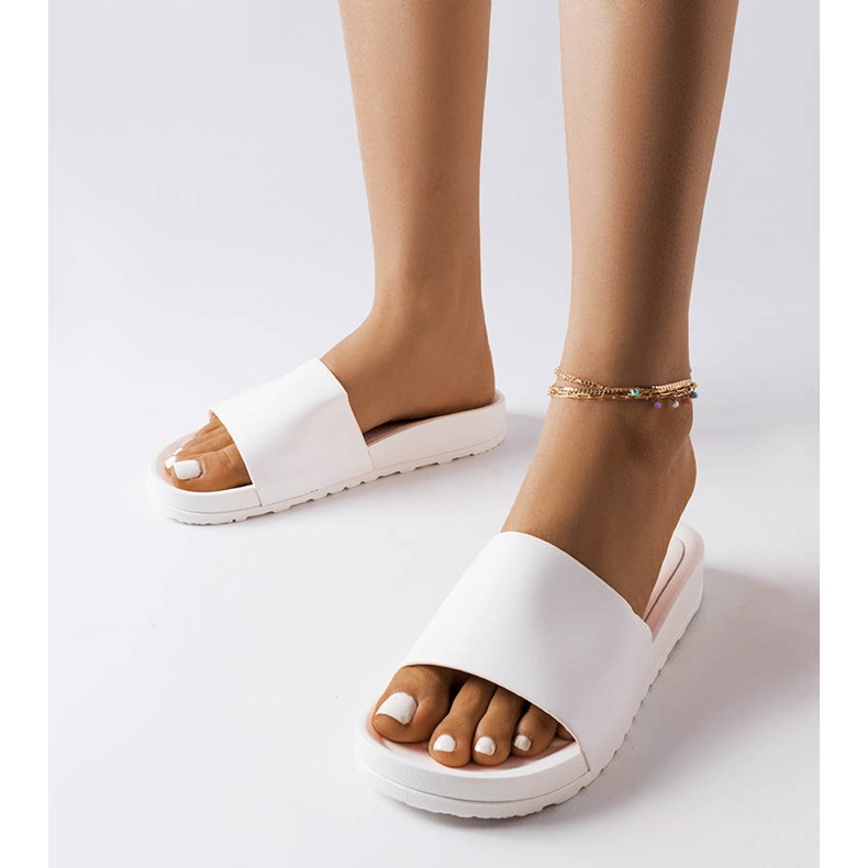 Inna Sabourinin valkoiset kumiliukumäet valkoinen 1