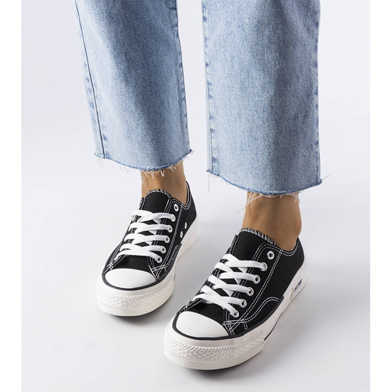 Roslyn mustat tennarit 1