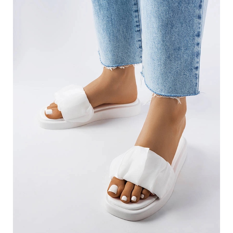 Valkoiset liukusäätimet, koristeltu Boulevard-röyhelöillä valkoinen 1