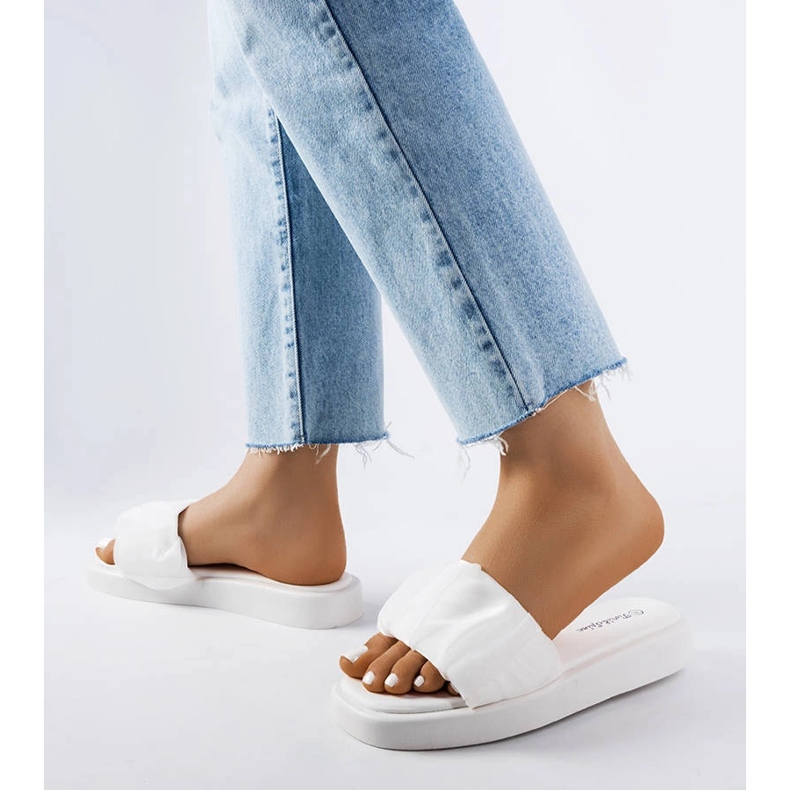 Valkoiset liukusäätimet, koristeltu Boulevard-röyhelöillä valkoinen 2