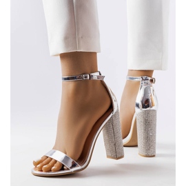 Hopeiset sandaalit koristeellisessa Rette-tolppassa hopea 1