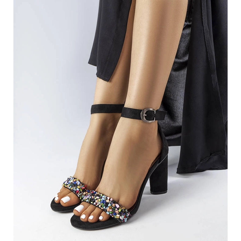 Mustat sandaalit koristeltu Vinceza-kivillä 1