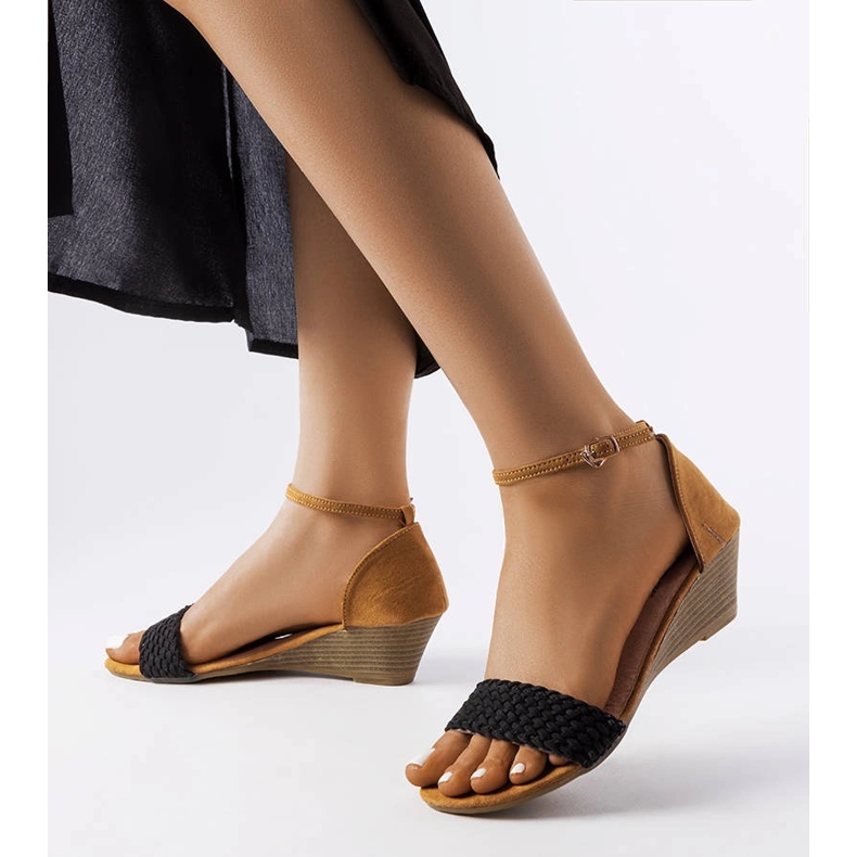 Veltri mustat kiila sandaalit 1