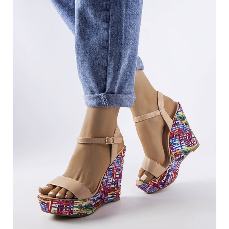 Fairmontin beige-koristeiset kiila sandaalit 1