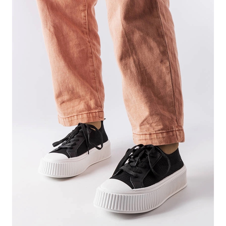 Mustat kangaslenkkarit Mallus-alustalla 1