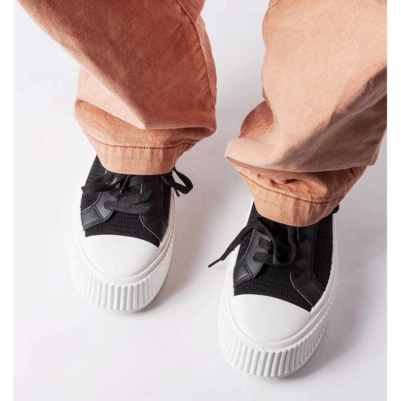 Mustat kangaslenkkarit Mallus-alustalla 2