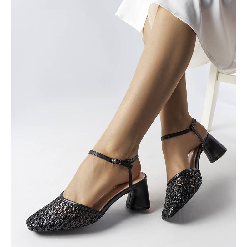 Werinan mustat harjakattoiset korkokengät 1