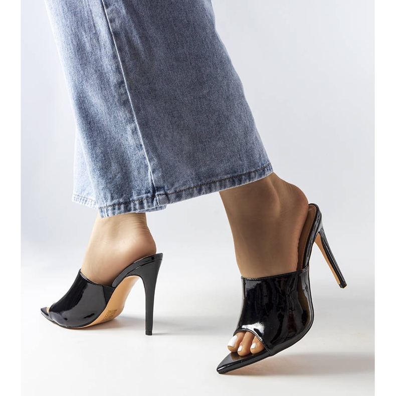 Wasiman mustat kiiltonahkasandaalit 2