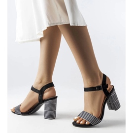 Mustat sandaalit koristeltu Aurelitan hopealangalla 1