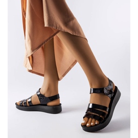 Covillonin mustat lakatut kiila sandaalit 2